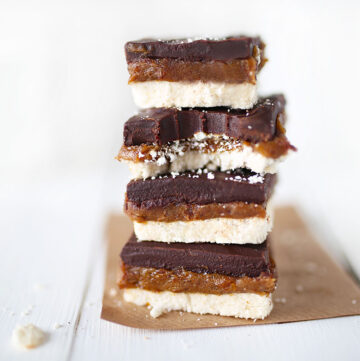Healthy Vegan Twix Raw Cakes - Made in under 10 minutes