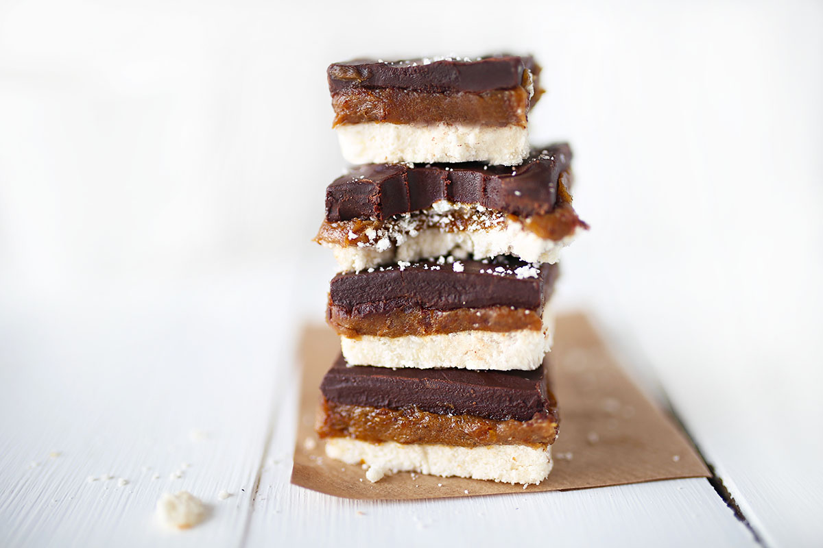 Healthy Vegan Twix Raw Cakes - Made in under 10 minutes